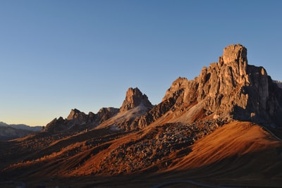 岩层山
